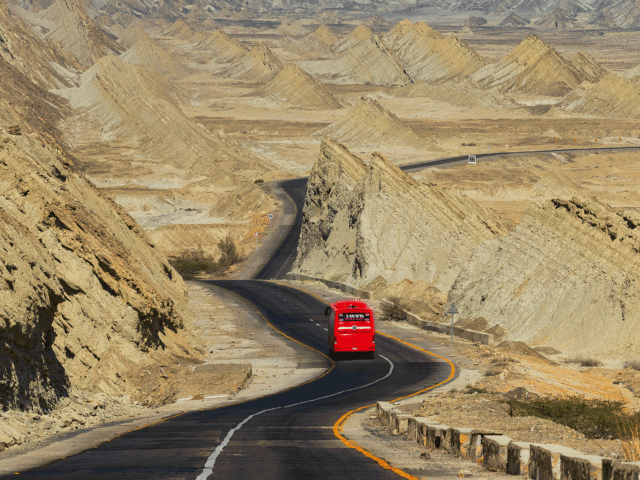 Makran Coastal Highway Guide: Route, Stops, Permits and Safety