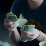 Currency exchange guide for Pakistan: counting cash