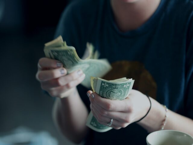 Currency exchange guide for Pakistan: counting cash
