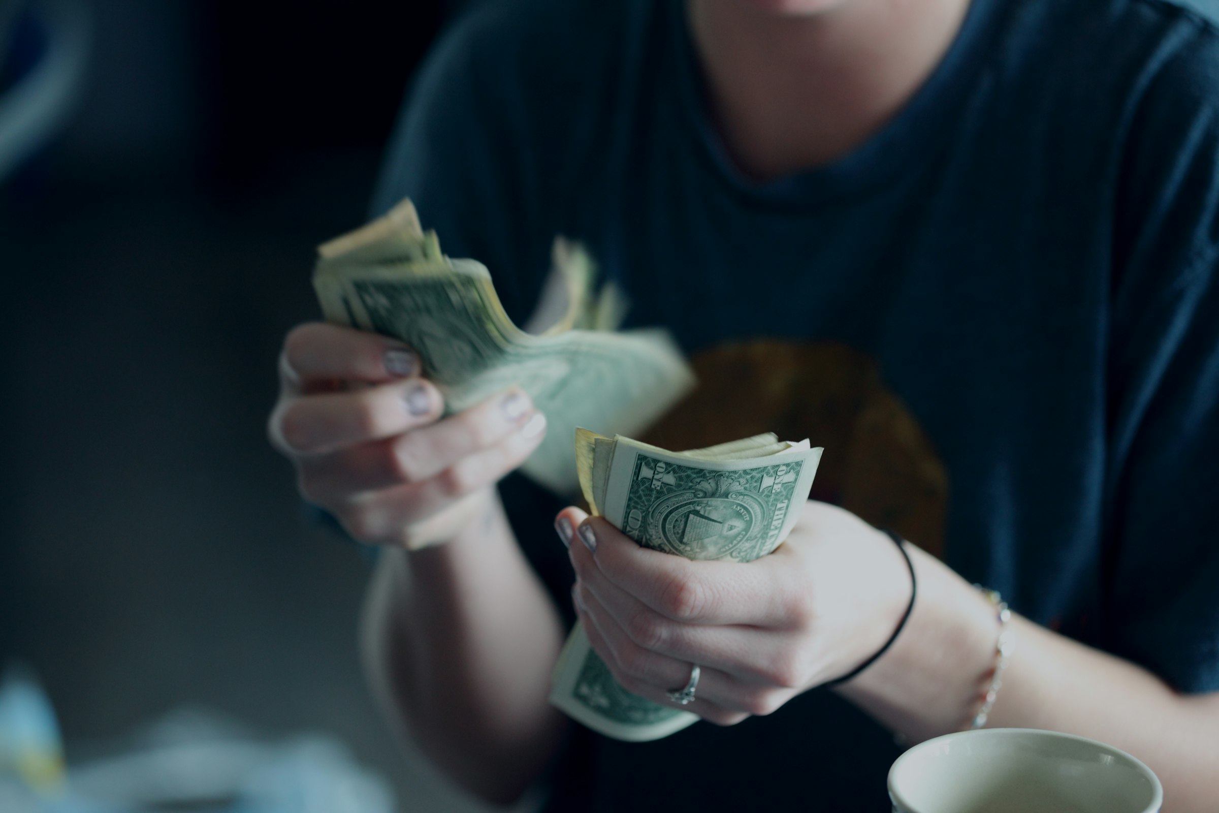 Counting cash for a currency exchange