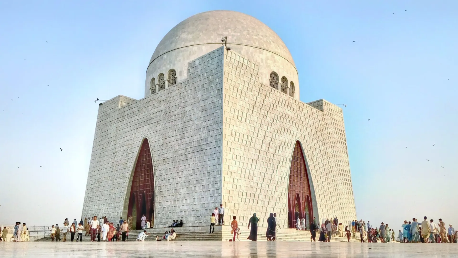 The white marble Mazar-e-Quaid mausoleum, the tomb of Muhammad Ali Jinnah, in Karachi, Pakistan