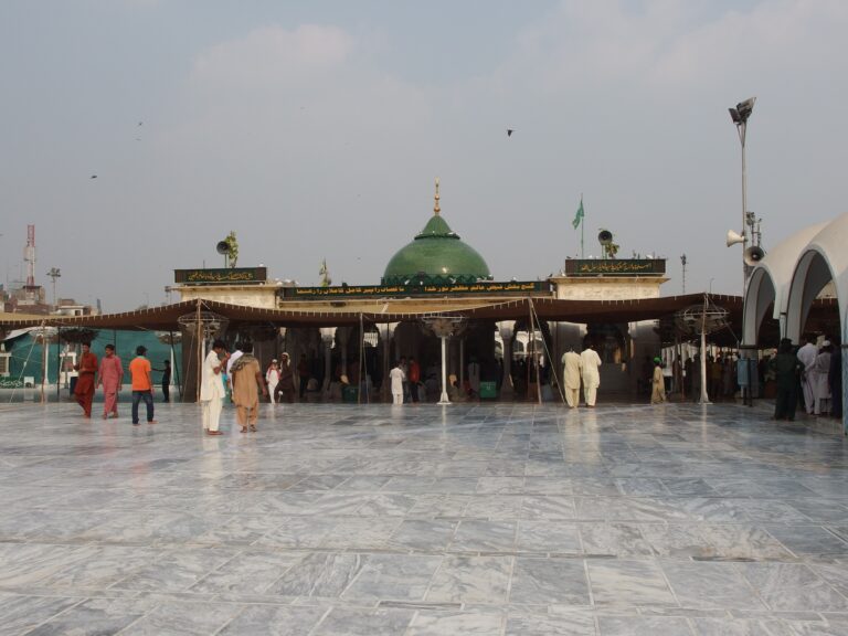 The Data Darbar shrine in Lahore, site of the annual urs of Data Ganj Bakhsh